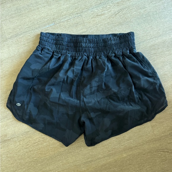 *NWOT* Lululemon Hot High-Rise Lined
Short 4"— CAMO - Picture 3 of 4